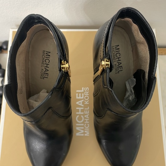 Michael Kors Wyatt Black Leather Ankle Bootie Platform Gold Logo 5" Heel 7 M - Picture 9 of 10
